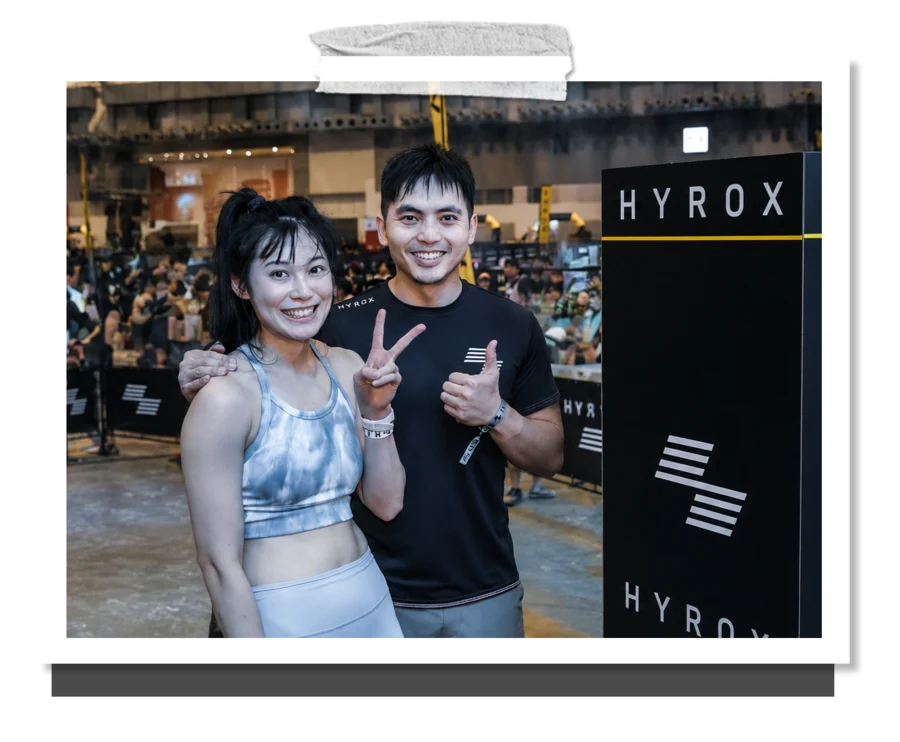 舒芙壯舉學員在 HYROX 賽事現場與 HYROX 立牌合影